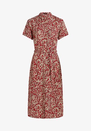 Czerwona sukienka w kwiaty z krótkimi rękawami, kołnierzykiem, taliowanym stanem i paskiem do związania. Materiał zdobią białe wzory liści.