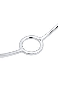 Pendentif en argent, présentant une boucle circulaire avec une texture lisse, reliée à une tige plate courbée, marquée "925" pour l'argent sterling.