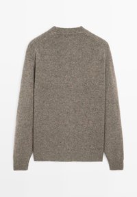 Maglione marrone in lana con scollo rotondo, maniche raglan e polsini e orlo a coste. Texture con sottili striature di colore distribuite uniformemente.