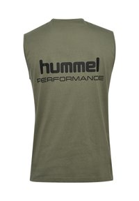 Ärmlös träningslinne i olivgrön färg tillverkat av mjukt tyg, med stora svarta "hummel PERFORMANCE"-texter på baksidan.