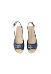 Sandali slingback blu navy con punta aperta, dotati di un grande dettaglio con fibbia metallica e una soletta testurizzata beige.