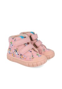 Zapatillas altas para niños en color rosa con un patrón de personajes de dibujos animados, dos correas de velcro y suelas de goma con agarre texturizado.
