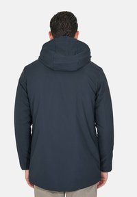 Giacca esterna di colore blu navy con cappuccio ampio, realizzata in tessuto liscio, con una linea dritta e maniche lunghe. Vista posteriore mostrata.