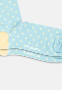 Ljusblå strumpor med gula prickar. Har förstärkta tår och hälar, ribbad mudd och "DillySocks"-logotyp i vitt.