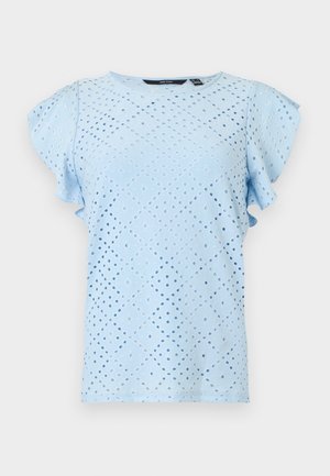 Blusa azul claro de manga corta con bordado calado en patrones de diamante y mangas con volantes.