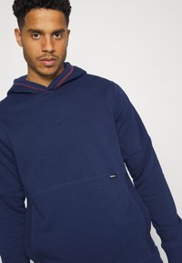 Nike Performance FC HOODIE - Felpa con cappuccio - midnight navy/habanero red/black