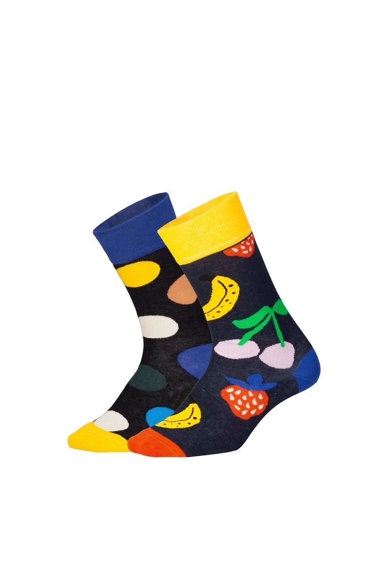 Chaussettes en coton multicolores avec des motifs de fruits. Fond sombre avec des poignets jaunes et bleus, fraises, bananes et cerises.