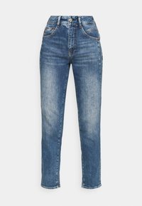 Jeans de denim azul con cintura alta, corte recto, un ligero desgastado, diseño de cinco bolsillos y acentos de costura visibles.