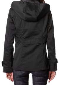 Czarna kurtka z kapturem, z taliowanym stanem, długimi rękawami i gładką teksturą. Posiada funkcjonalny kaptur oraz boczne kieszenie.