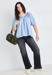 ONLY Carmakoma CARWILLY - Platėjantys džinsai - black denim