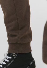 Jack & Jones JJIGORDON JJSHARK - Dresside alumine osa - seal brown