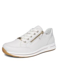 Bílá kožená teniska s nízkým střihem, bílými tkaničkami, zlatým zipem na boku a světle hnědou gumovou podrážkou, zobrazena z úhlu ukazujícího vnější stranu.