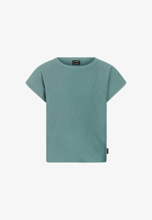 Tegnet kortærmet skjorte i blågrøn tekstur, beige teksturerede shorts og beige bøllehat. Brune, åbne sandaler med stropper. Enkel, afslappet påklædning.