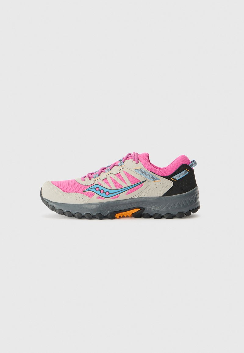 Leichtgewichtiger Laufschuh in Grau mit pinken und blauen Akzenten, strukturiertes Mesh-Obermaterial, Gummisohle mit Grip-Mustern, orangefarbene Details an der Ferse.
