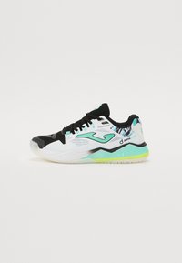Zapatillas deportivas con una parte superior de malla en blanco y negro, detalles en verde claro, un talón con un patrón multicolor y una suela de goma texturizada.