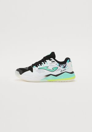 Zapatillas deportivas con una parte superior de malla en blanco y negro, detalles en verde claro, un talón con un patrón multicolor y una suela de goma texturizada.