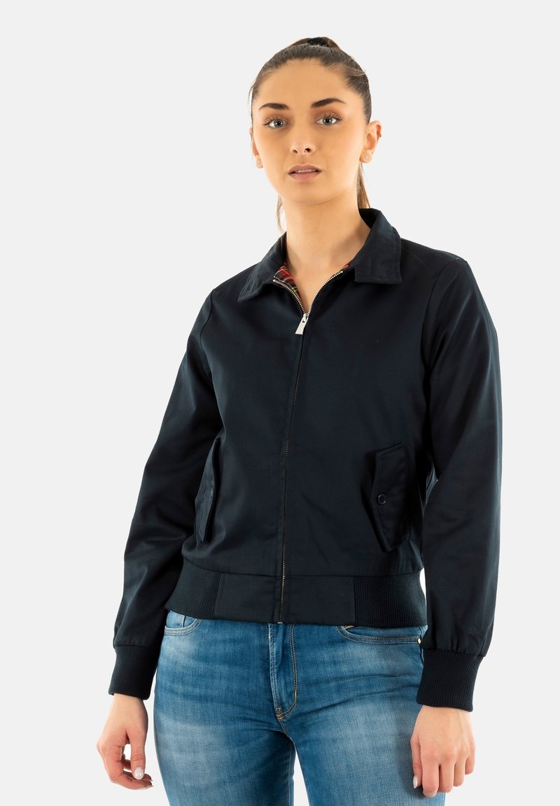Zwarte bomberjack met een ritssluiting aan de voorkant, twee zijzakken, ribgebreide manchetten en kraag, met een patroon binnenvoering. Glad stoffen textuur.
