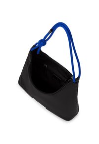 Fekete nylon táska, tetején cipzárral. Kék kötélfogantyúval és belső cipzáras zsebbel rendelkezik. Sima felület és minimalista kialakítás jellemzi.