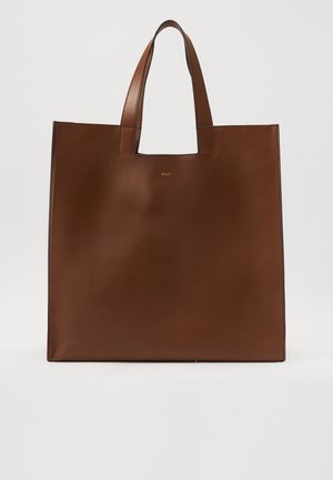 Hnedá kožená taška s tvarovaným tvarom, plochými rukoväťami a embosovaným logom značky umiestneným v strede prednej strany. Hladká textúra bez viditeľných vzorov.