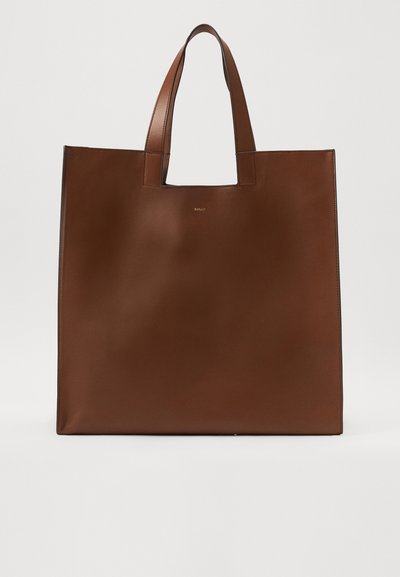 Barna bőr bevásárlótáska, struktúrált formával, lapos füllel és az elején középen elhelyezett, dombornyomott logóval. Simaság, látható minták nélkül.