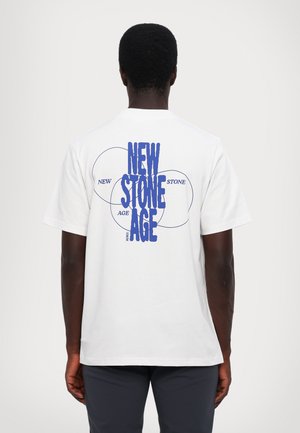 Hvid bomulds T-shirt med et blåt grafisk design på ryggen, der står "NEW STONE AGE" i fed, stiliseret tekst og overlappende cirkler.