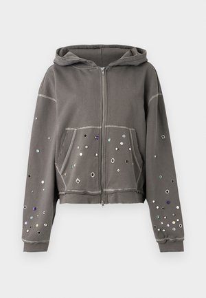 Γκρι hoodie με φερμουάρ, κουκούλα, μπροστινές τσέπες και σκορπισμένα μικρά πολύχρωμα καρφιά στα μανίκια και στις μπροστινές τσέπες.