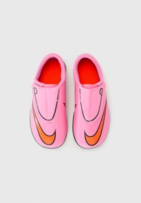 Roosa paar Nike Mercurial libisevate spordijalatsite, millel on oranžid sisetallad ja suured mustade ääristega oranžid swoosh-logod, vaadatuna ülevalt.
