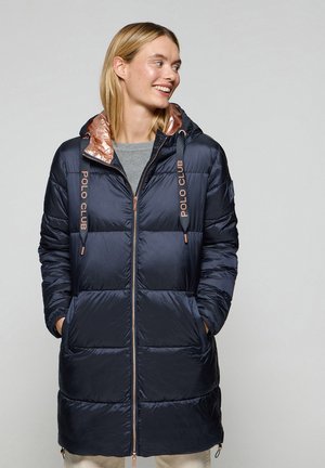 Giubbotto imbottito blu navy con cappuccio lucido rosa dorato, cordini e cerniere. Presenta una chiusura con zip e tasche frontali. Texture liscia e imbottita.