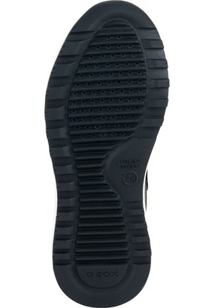 Semelle de chaussure en caoutchouc noir avec une surface texturée comportant des rainures, des crêtes surélevées et des trous de ventilation. Marquée avec "GEOX" et des détails de brevet italien.