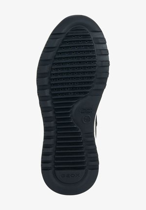 Semelle de chaussure en caoutchouc noir avec une surface texturée comportant des rainures, des crêtes surélevées et des trous de ventilation. Marquée avec "GEOX" et des détails de brevet italien.