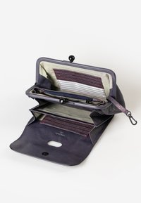 Portafoglio in pelle blu navy con chiusura a patta, interno in tessuto a righe, numerosi scomparti e cuciture rosse a contrasto.