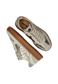 Sneakers met een combinatie van metalen en textuurmaterialen, in crème- en taupekleur, met een patroonaccent en een rubberen zool.