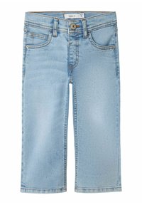 Pantalones cortos de mezclilla de color azul claro con corte recto, diseño de cinco bolsillos y detalles de costura sutiles. Presenta un botón metálico frontal y cierre de cremallera.