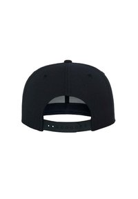 Fekete snapback sapka sima textúrájú anyaggal, merev vízválasztóval és hátul állítható műanyag pánttal, amely több lyukkal rendelkezik.