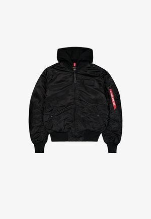 Casaco bomber preto feito de tecido brilhante, com capuz, fecho frontal em zip, punhos e barra canelados, e um bolso na manga com uma etiqueta vermelha.