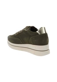 Sneaker in camoscio verde oliva con suola platform bianca, chiusura con lacci, e tassello sul tallone in argento metallizzato, mostrata da un angolo posteriore.