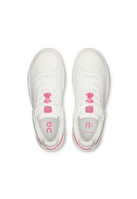 Hvide sportsko med pink accenter, udstyret med en glat overdel i læder og mesh, rund tå, flade snørebånd og logo detaljer på tungen.
