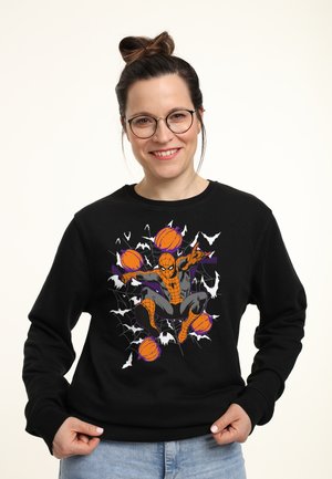 Sort sweatshirt med grafik af en edderkopp-tema karakter i orange og grå mod en Halloween-baggrund med flagermus og græskar.
