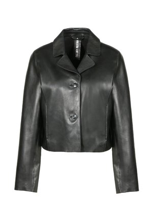 Chaqueta corta de cuero negro con mangas largas, cuello de solapa ancho y dos botones frontales para cierre.