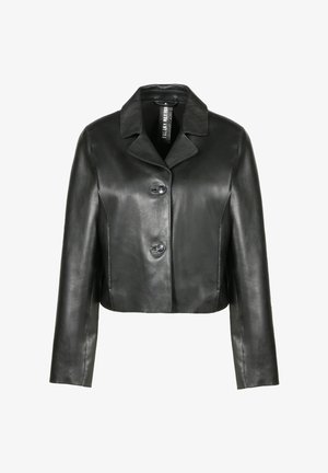 Zwarte cropped leren jas met lange mouwen, brede reverskraag en twee knopen aan de voorkant voor sluiting.