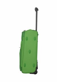 Valise roulante vert vif avec poignée noire extensible, poche latérale zippée et pieds protecteurs à la base, positionnée debout.