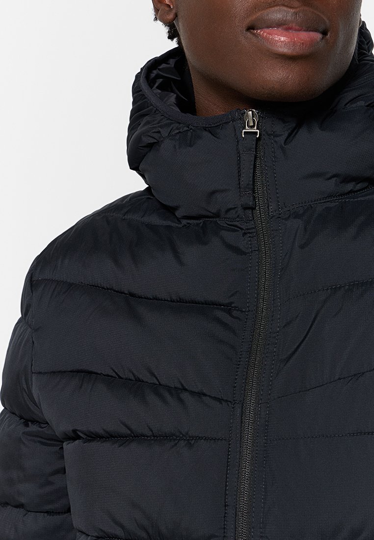Czarna kurtka puchowa z wysokim kołnierzem, pikowanym wzorem i zamkiem błyskawicznym z przodu. Gładki, błyszczący materiał z kontrastowymi detalami w szwach.