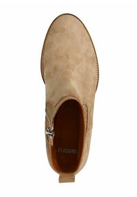 Bottine en daim marron clair avec bout arrondi, fermeture éclair latérale et couture apparente autour de la semelle, vue de dessus.