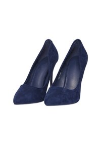 Scarpe con tacco alto in suede blu navy con punta affusolata e foderato interno liscio. Presentano un design elegante e un tacco a stiletto sottile.