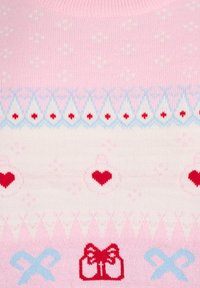 Svetloružový sveter s pleteným vzorom, na ktorom sú červené srdcia, modré mašle a dekoračné akcenty, vrátane bielych snehových vločiek.