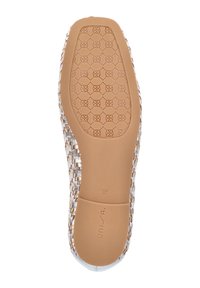 Semelle de chaussure plate avec une base en caoutchouc beige, dotée d'un motif géométrique et d'un dessus tissé argent et beige. Taille marquée 37.
