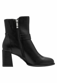 Botte cheville en cuir noir avec un bout carré, une fermeture éclair sur le côté, et un large talon carré. Elle présente une texture lisse et une sangle décorative.