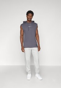 Champion SLEEVELESS HOODIE - Marškinėliai su spaudiniu - dark grey