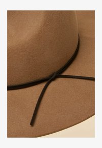 Niewybrane, tan brown