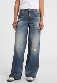 Hoge taille wijde jeans in lichtblauwe denim, met een versleten afwerking, rafelige patches en subtiele vervagingsdetails.